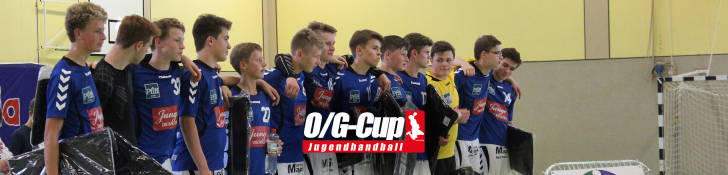 Jugendliche Handballspieler in blauen Trikots stehen nebeneinander in einer Halle