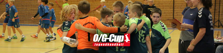 Jugendliche Handballspieler umarmen sich in der Sporthalle während eines Jugendhandballspiels