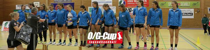 Jugendliche Handballspielerinnen stehen in einer Halle beim O/G-Cup Jugendhandball aufgereiht und erhalten Auszeichnungen.