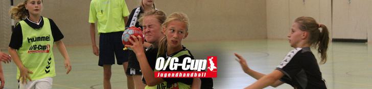 Jugendliche spielen Hallenhandball in einer Sporthalle